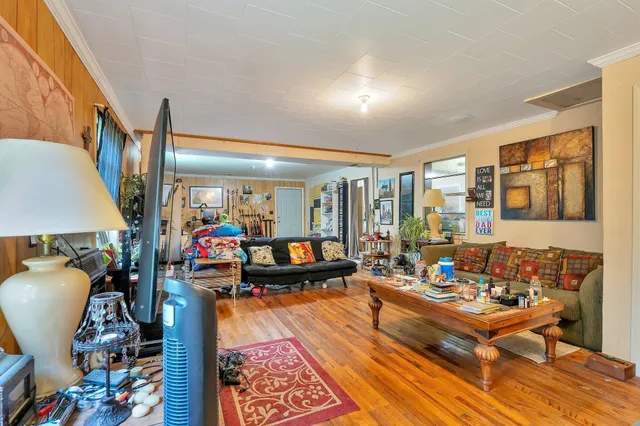 a view of a house with backyard