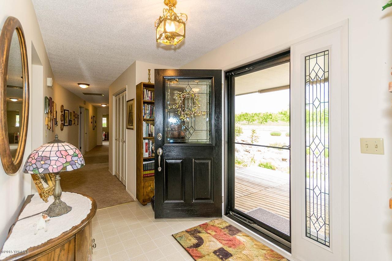 9530 Bittner Road Yakima, WA 98901 - Photo 2 of 28 a very nice looking room with a glass top door