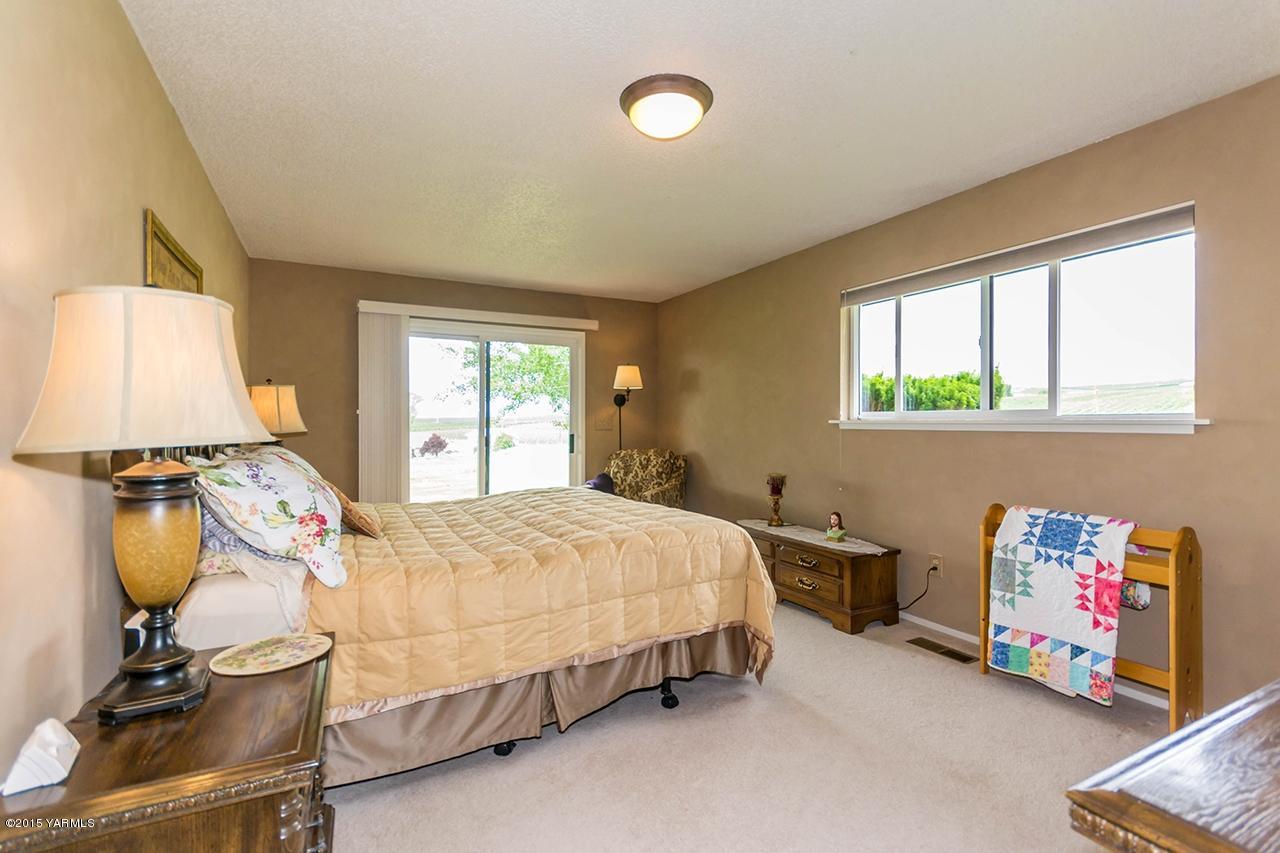 9530 Bittner Road Yakima, WA 98901 - Photo 11 of 28 a bedroom with a bed and a window