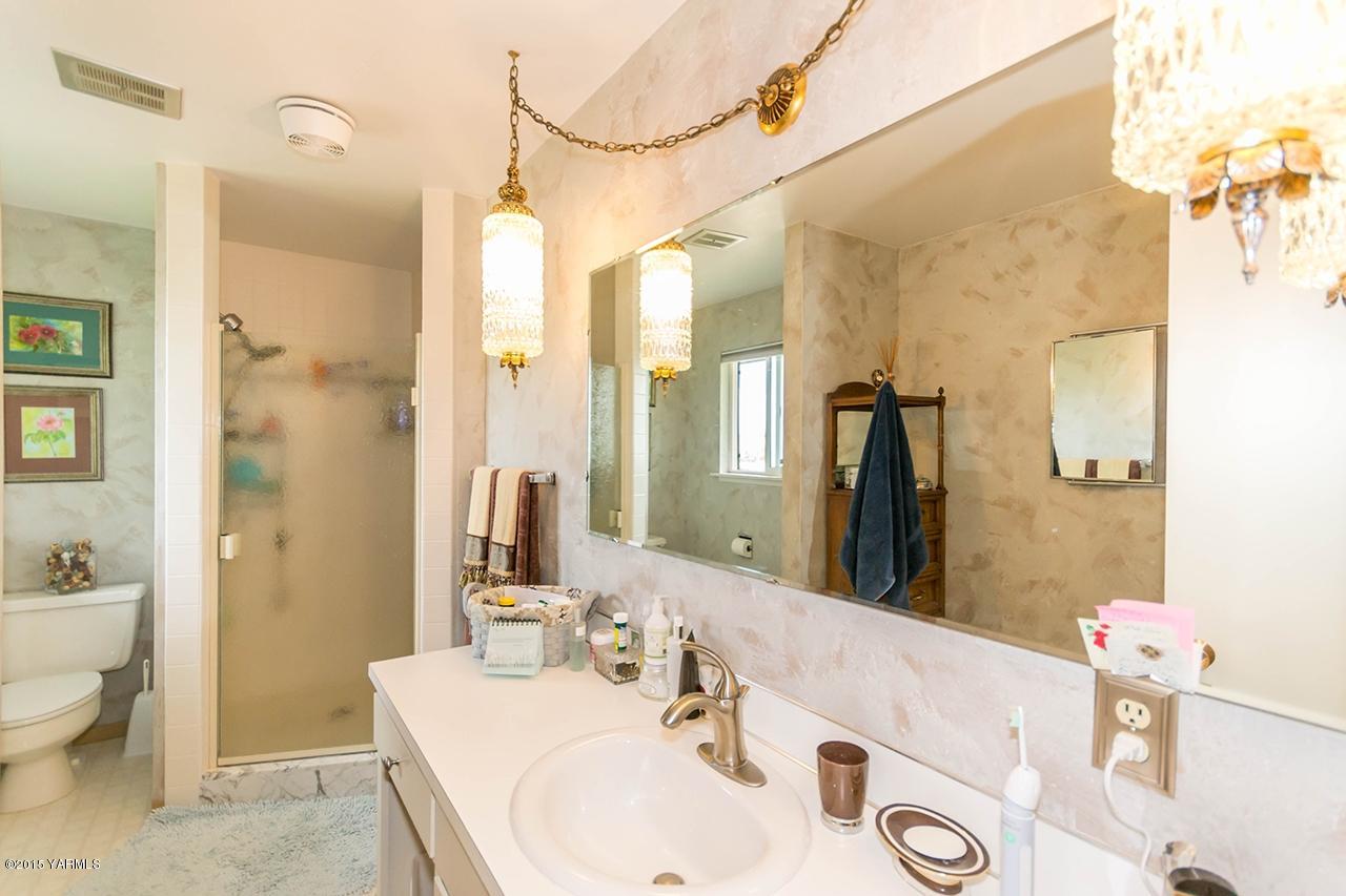 9530 Bittner Road Yakima, WA 98901 - Photo 12 of 28 a bathroom with a sink a toilet and shower