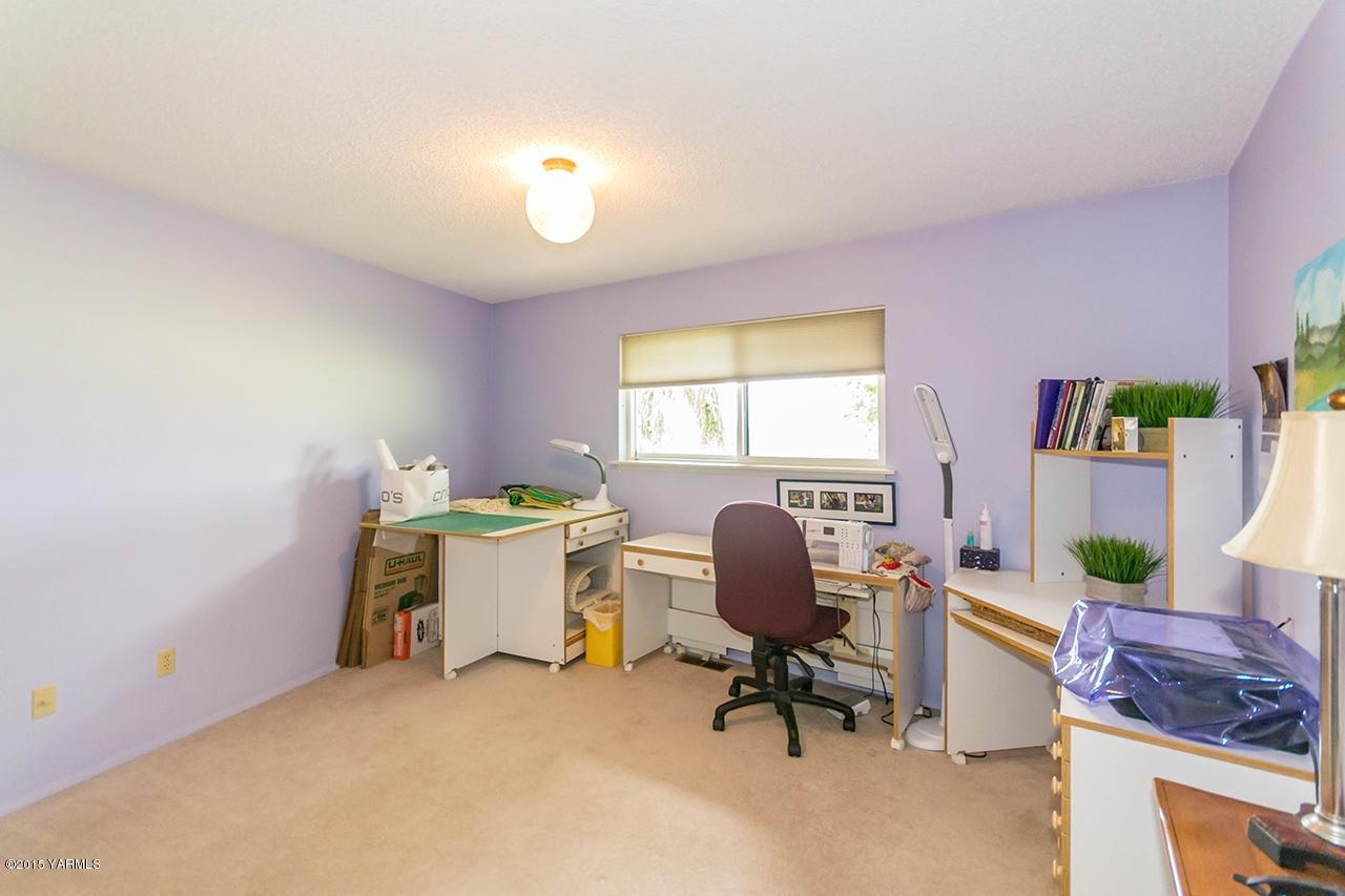 9530 Bittner Road Yakima, WA 98901 - Photo 13 of 28 a workspace with furniture and a window