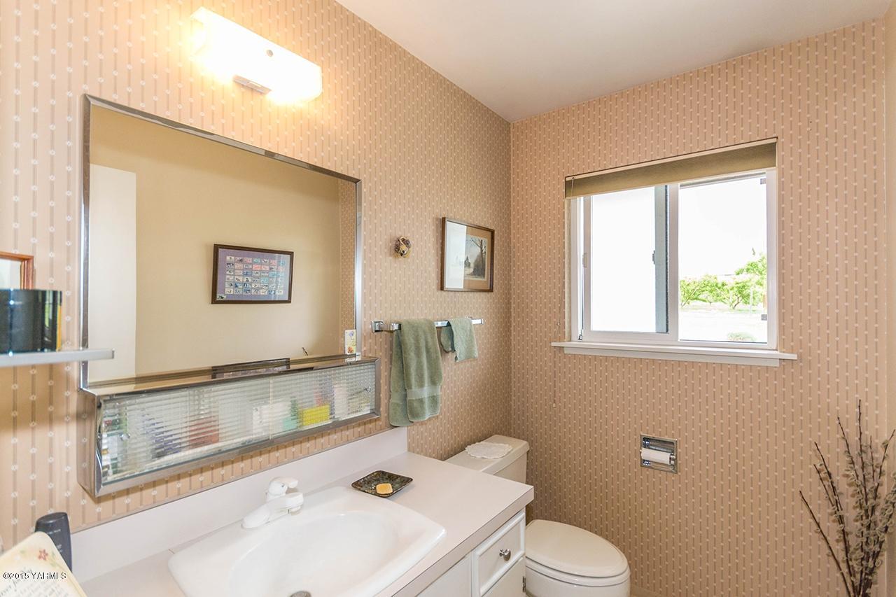 9530 Bittner Road Yakima, WA 98901 - Photo 16 of 28 a bathroom with a sink toilet and mirror