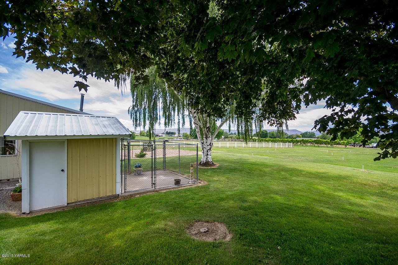 9530 Bittner Road Yakima, WA 98901 - Photo 17 of 28 a view of a park with a tree