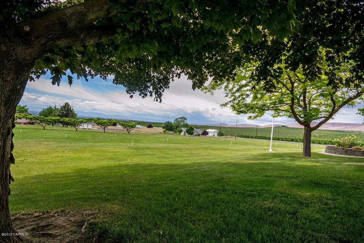 9530 Bittner Road Yakima, WA 98901 - Photo 19 of 28 a view of a golf course with a garden