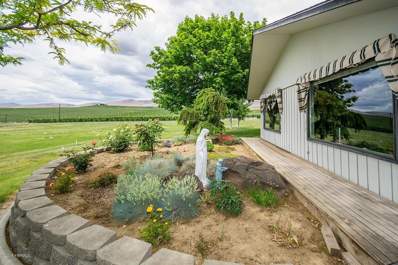9530 Bittner Road Yakima, WA 98901 - Photo 20 of 28 a view of a garden with an outdoor space