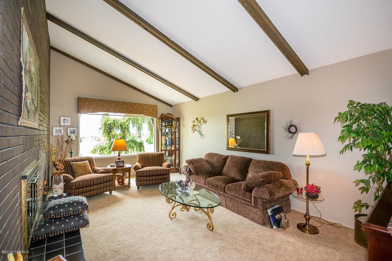 9530 Bittner Road Yakima, WA 98901 - Photo 3 of 28 a living room with furniture and a window