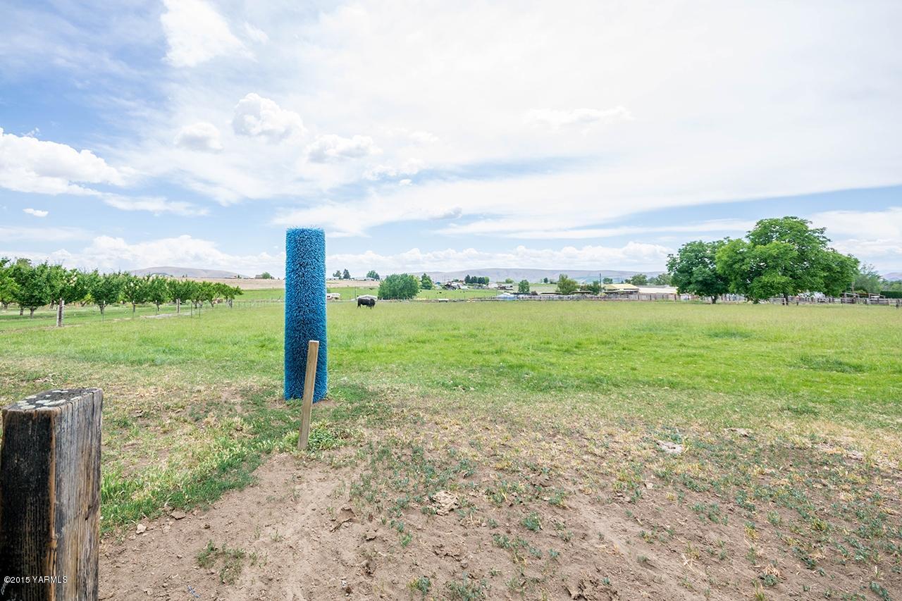 9530 Bittner Road Yakima, WA 98901 - Photo 22 of 28 a view of a garden with a building in the background