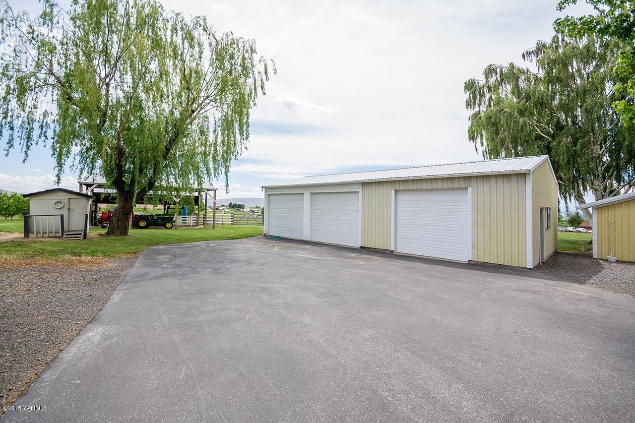 9530 Bittner Road Yakima, WA 98901 - Photo 26 of 28 a view of a house with a yard and garage