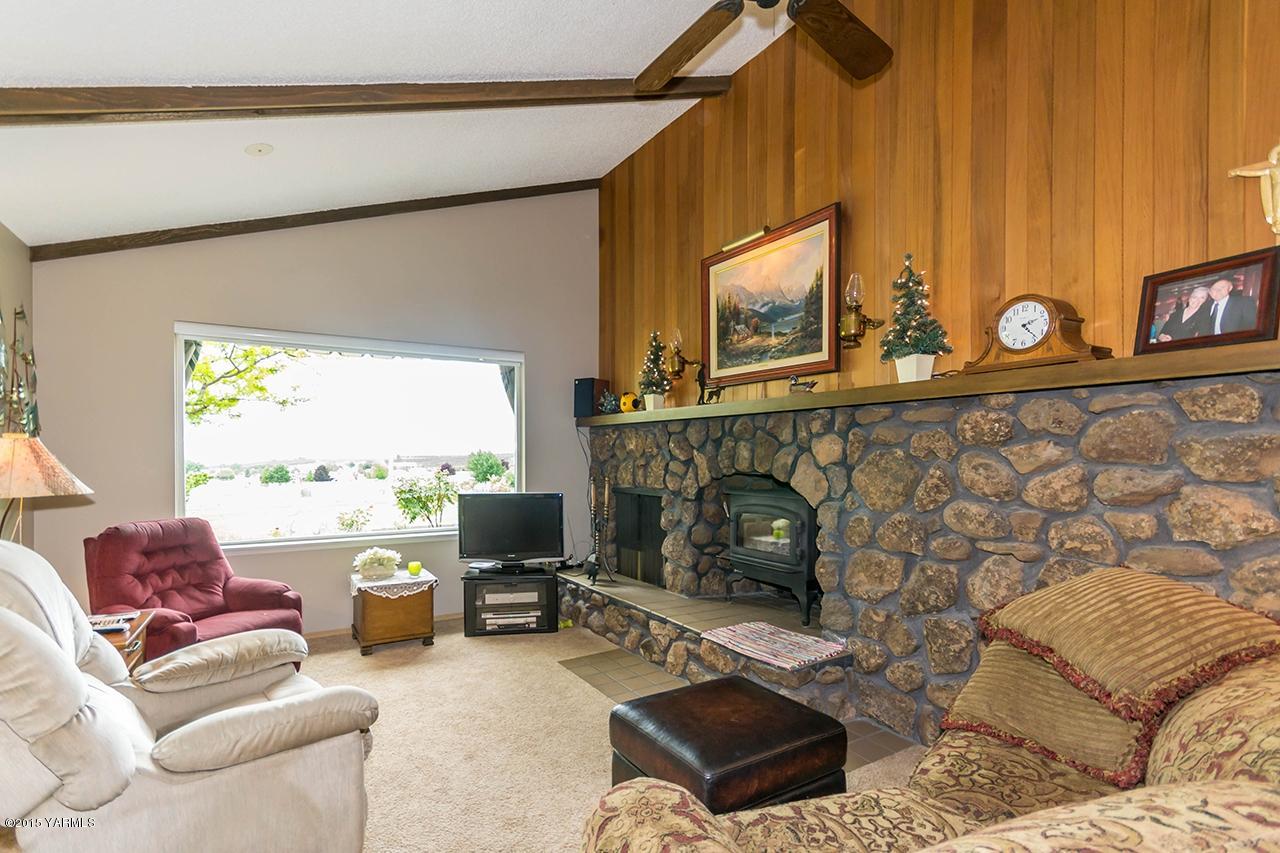 9530 Bittner Road Yakima, WA 98901 - Photo 5 of 28 a living room with furniture and a fireplace