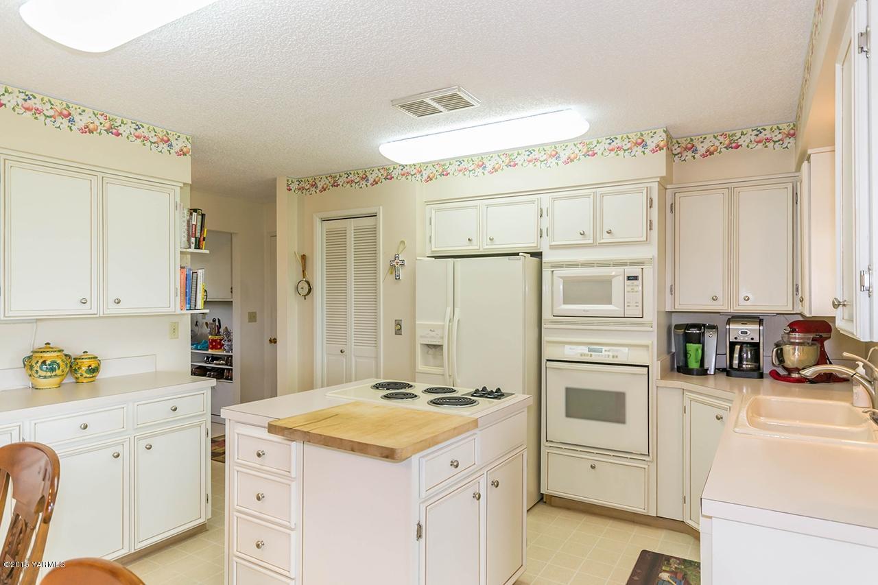 9530 Bittner Road Yakima, WA 98901 - Photo 6 of 28 a kitchen with granite countertop a sink stove and cabinets