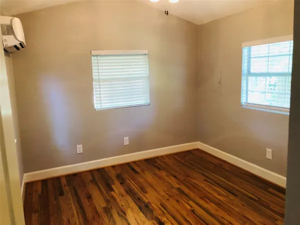 $995 | 734 A McDaniel Street, Houston, TX 77022