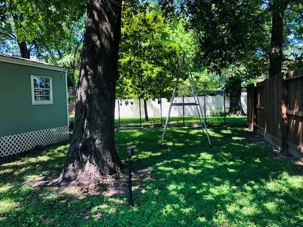 $995 | 734 A McDaniel Street, Houston, TX 77022