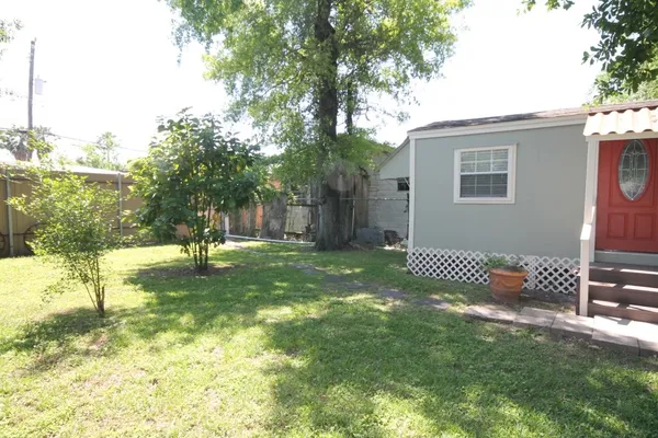 $995 | 734 A McDaniel Street, Houston, TX 77022