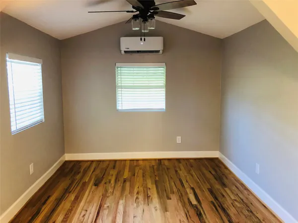 $995 | 734 A McDaniel Street, Houston, TX 77022