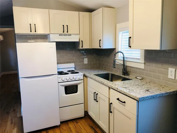 $995 | 734 A McDaniel Street, Houston, TX 77022