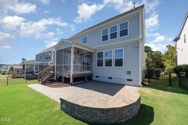 a view of a house with backyard