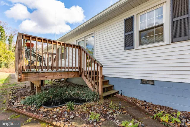 a view of a house with backyard and a tree