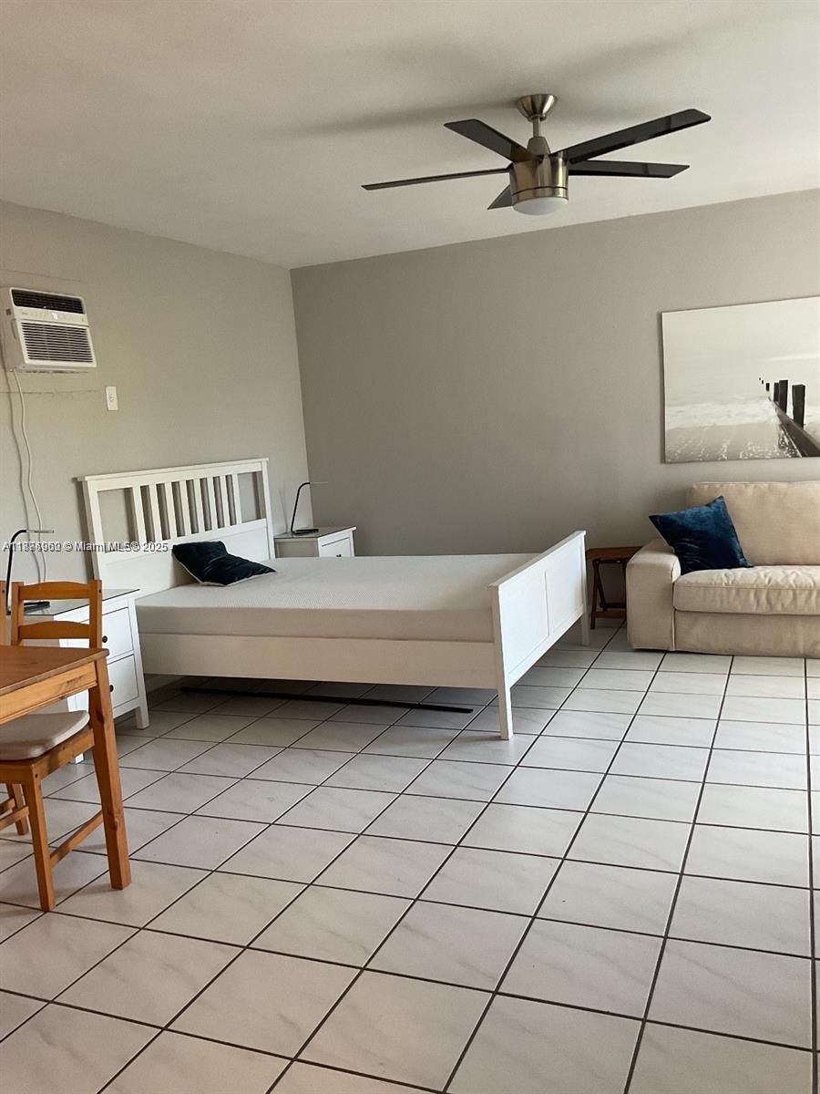 90 Isle Of Venice Drive, Unit 8 Fort Lauderdale, FL 33301 - Photo 4 of 7 a living room with a couch