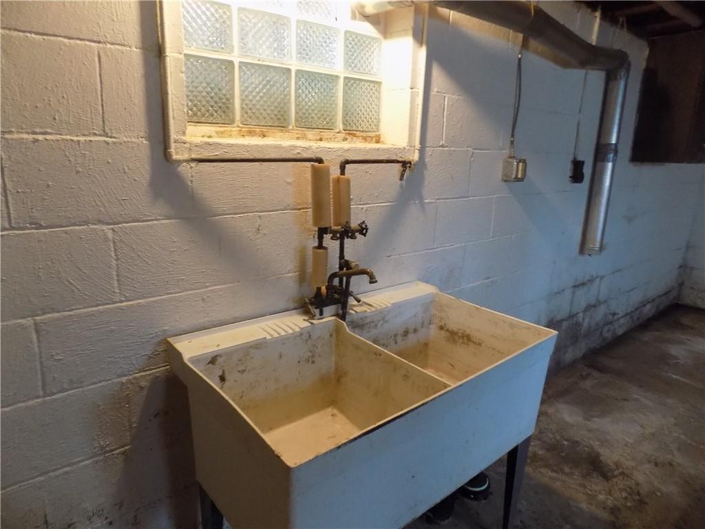 811 Lamont Street McKees Rocks, PA 15136 - Photo 18 of 20 a bathroom with a sink