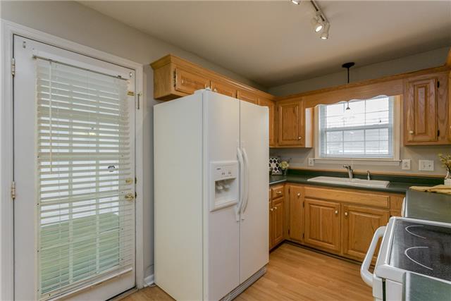 2027 Spring Meadow Circle Spring Hill, TN 37174 - Photo 5 of 20 Enjoy the morning sun or the evening moonlight while you dine in the eat in kitchen.