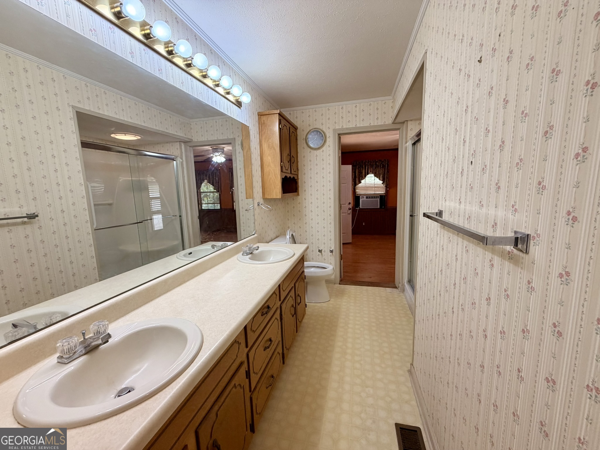 213 Stembridge Road Southeast Milledgeville, GA 31061 - Photo 13 of 83 a en suite bathroom with a sink and a mirror