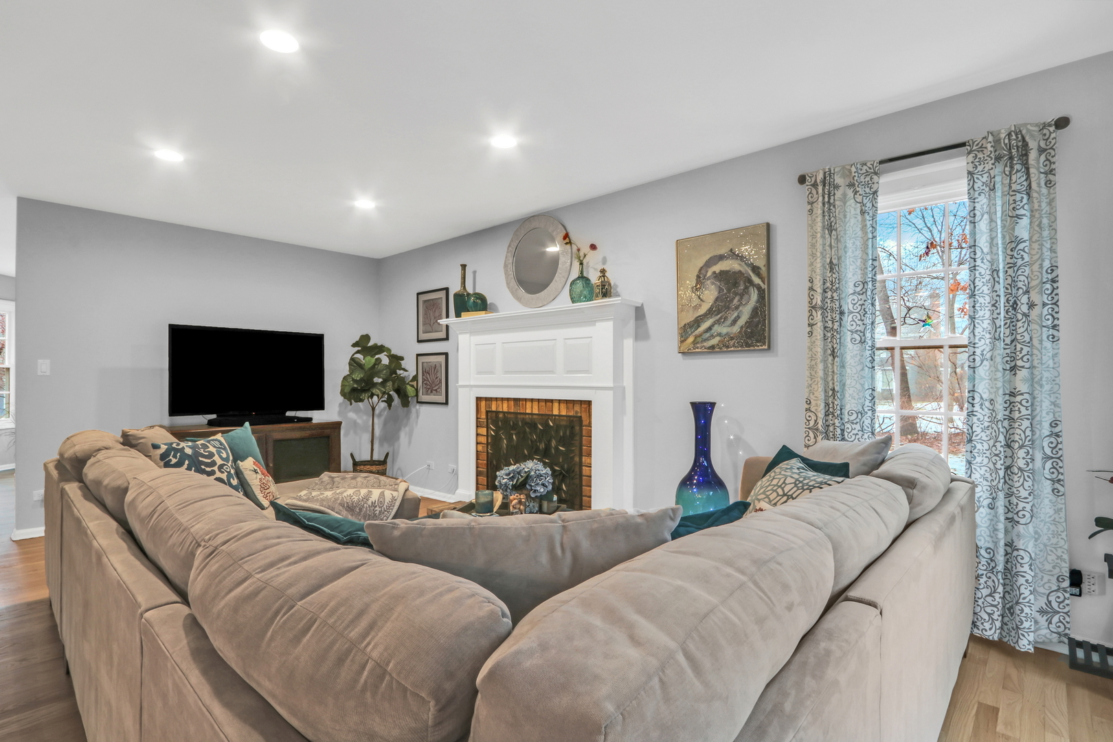 310 Concord Square Gurnee, IL 60031 - Photo 13 of 46 a living room with furniture and a flat screen tv