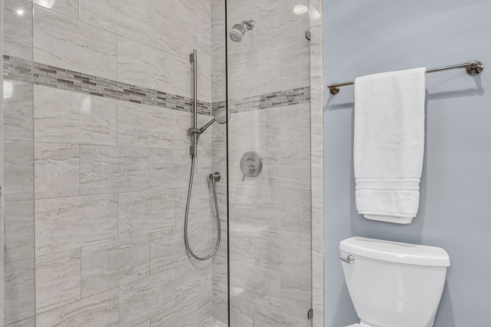 310 Concord Square Gurnee, IL 60031 - Photo 27 of 46 a bathroom with a shower a toilet and sink