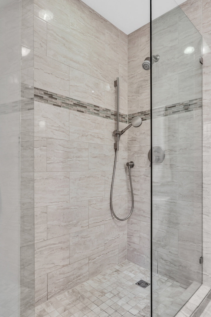 310 Concord Square Gurnee, IL 60031 - Photo 28 of 46 a bathroom with a shower