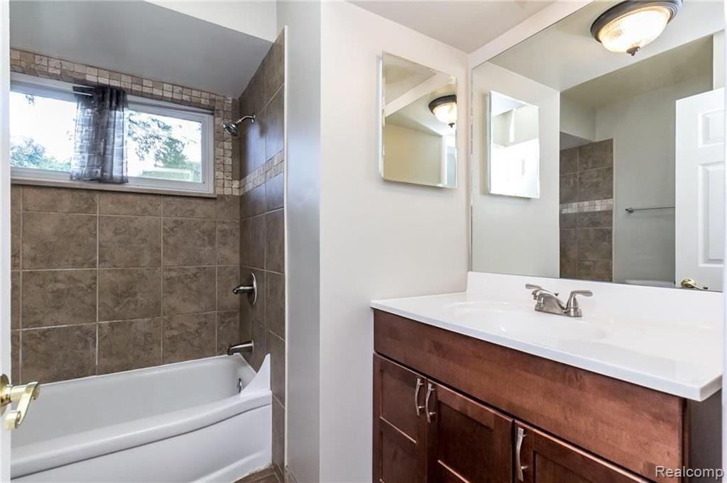 32740 Raphael Road Farmington, MI 48336 - Photo 14 of 36