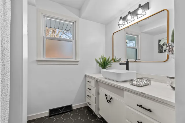 $299,900 | 1018 West Parkway Boulevard, Appleton, WI 54914