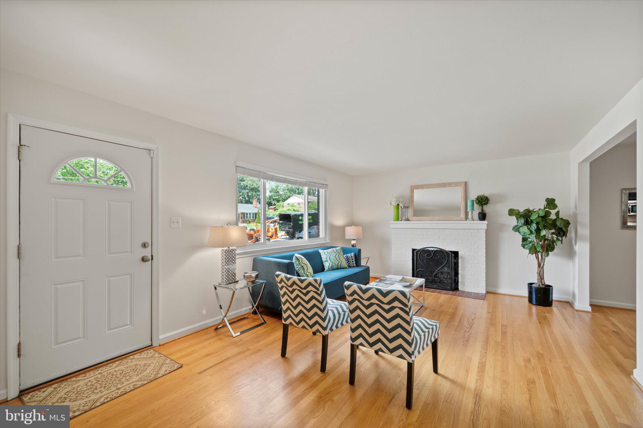 7403 Bath Street Springfield, VA 22150 - Photo 6 of 60 LIVING ROOM