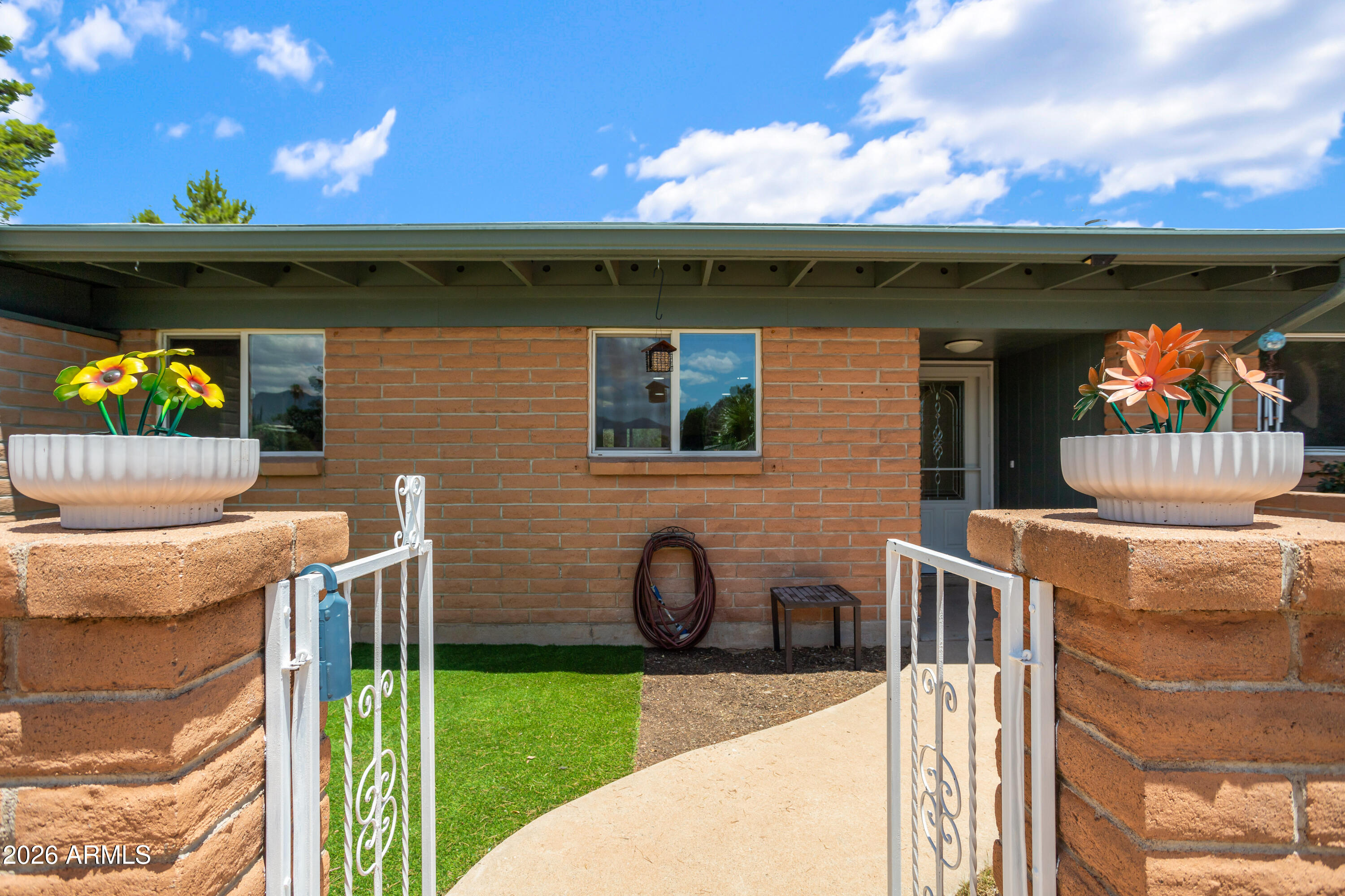 805 Suffolk Road Sierra Vista, AZ 85635 - Photo 6 of 49 Front entryway
