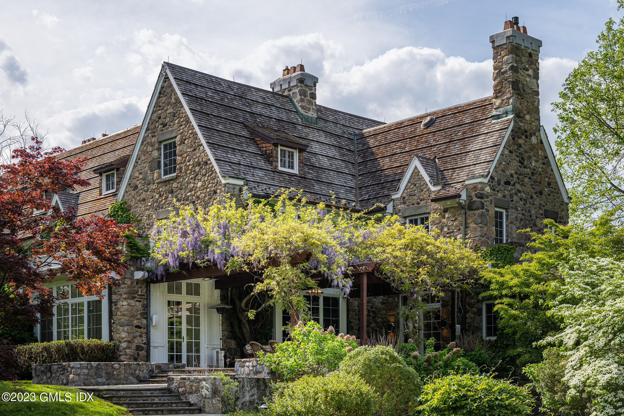 15 Upper Cross Road Greenwich, CT 06831 - Photo 4 of 39 front view of a building