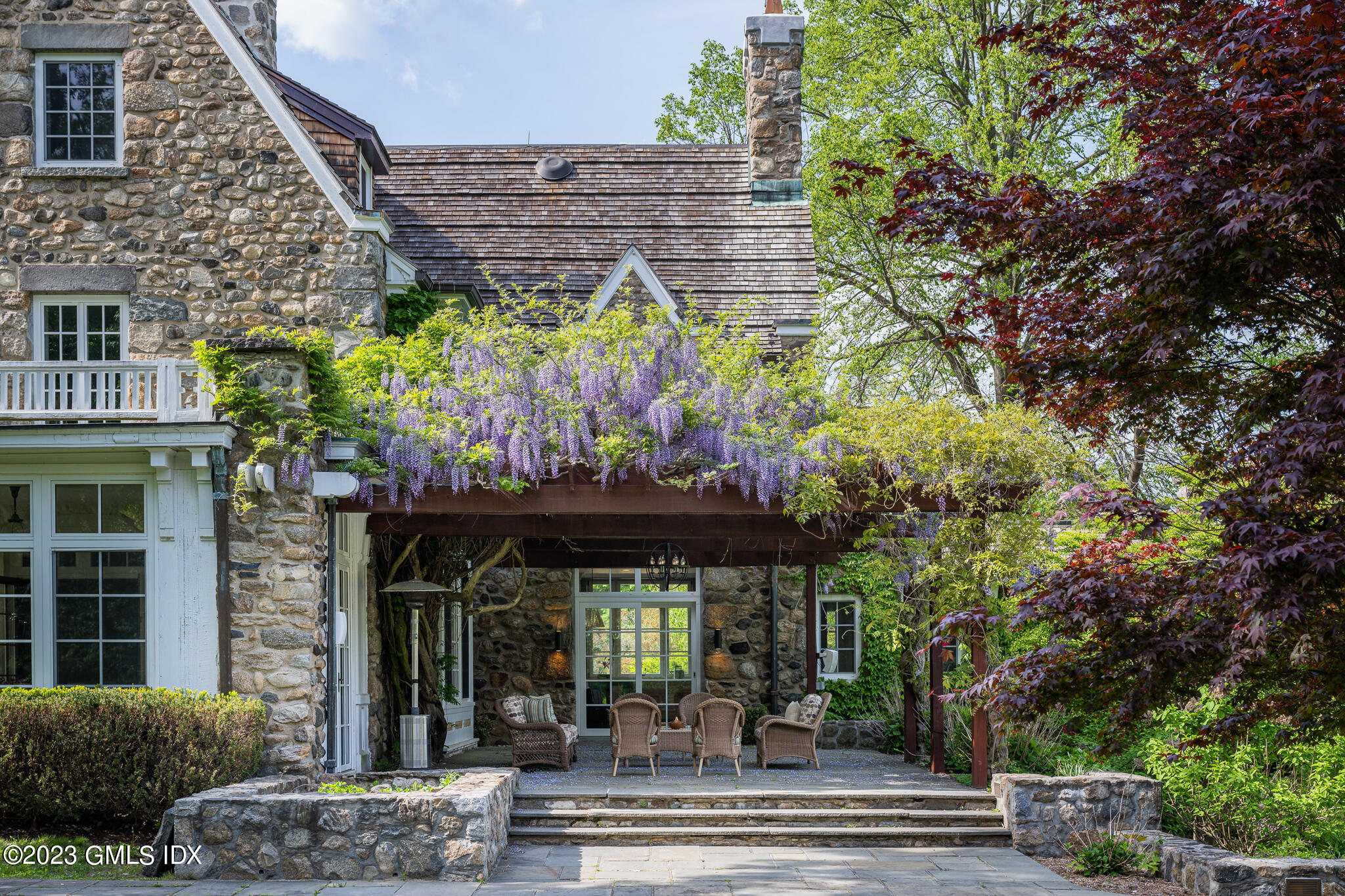 15 Upper Cross Road Greenwich, CT 06831 - Photo 6 of 39 a view of a building with a garden