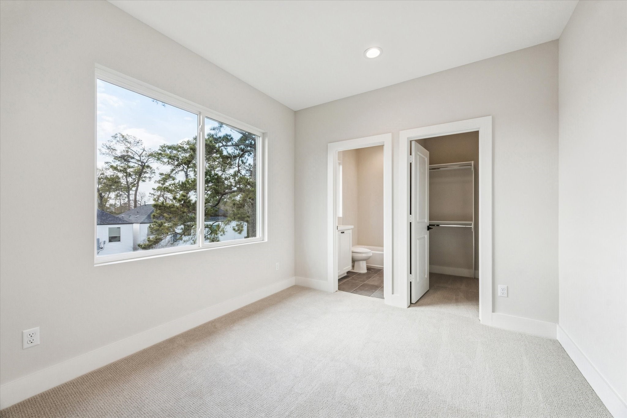 526 Janisch Road Houston, TX 77018 - Photo 22 of 34 an empty room with a window and a livingroom