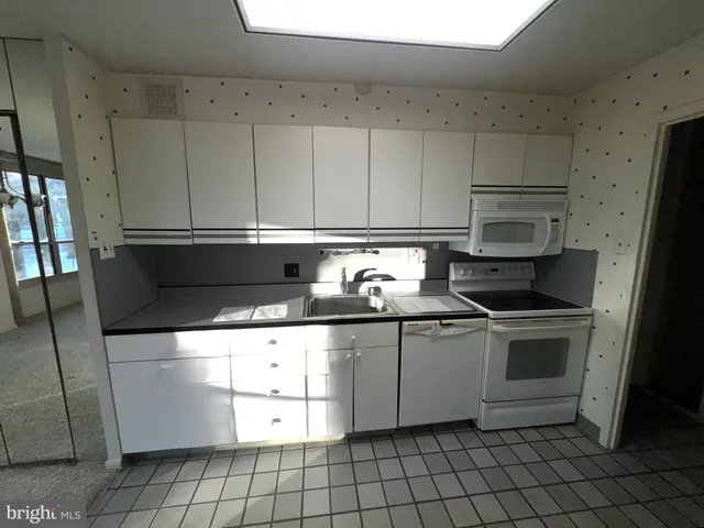 $185,000 | 1001 City Avenue, Unit EE423, Wynnewood, PA 19096