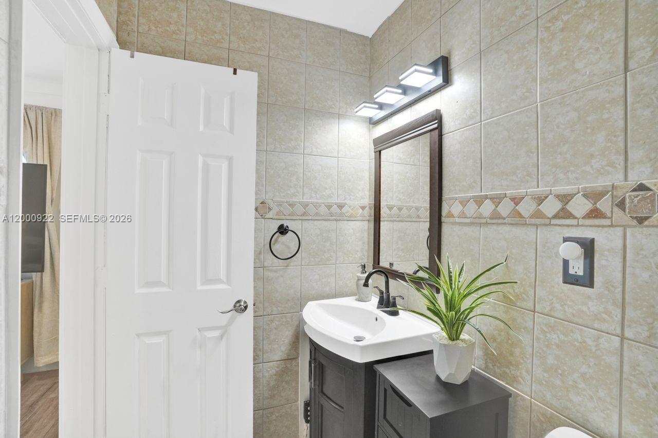 17501 Northwest 85th Avenue Hialeah, FL 33015 - Photo 11 of 63