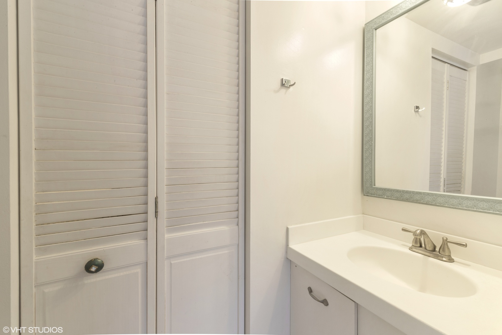 649 Spring Road Glenview, IL 60025 - Photo 12 of 16 a bathroom with a sink and a mirror