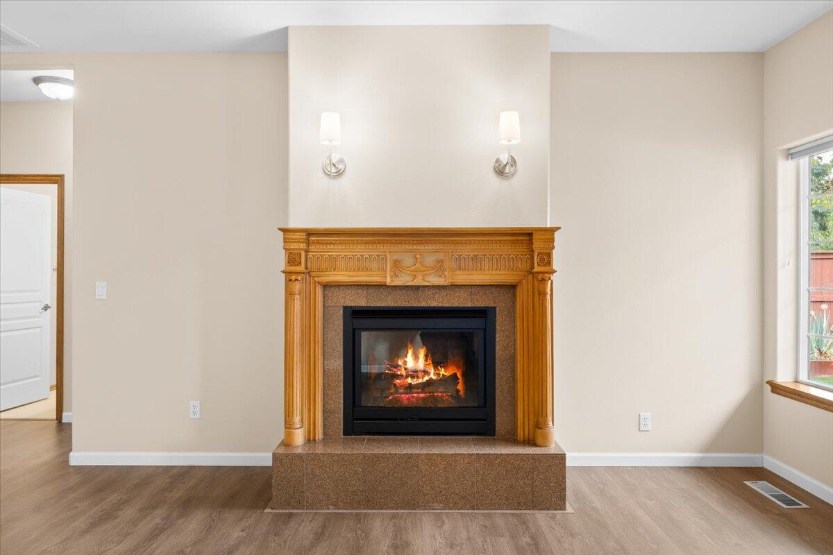 802 Ridgeway Avenue Central Point, OR 97502 - Photo 11 of 33 a living room with a fireplace