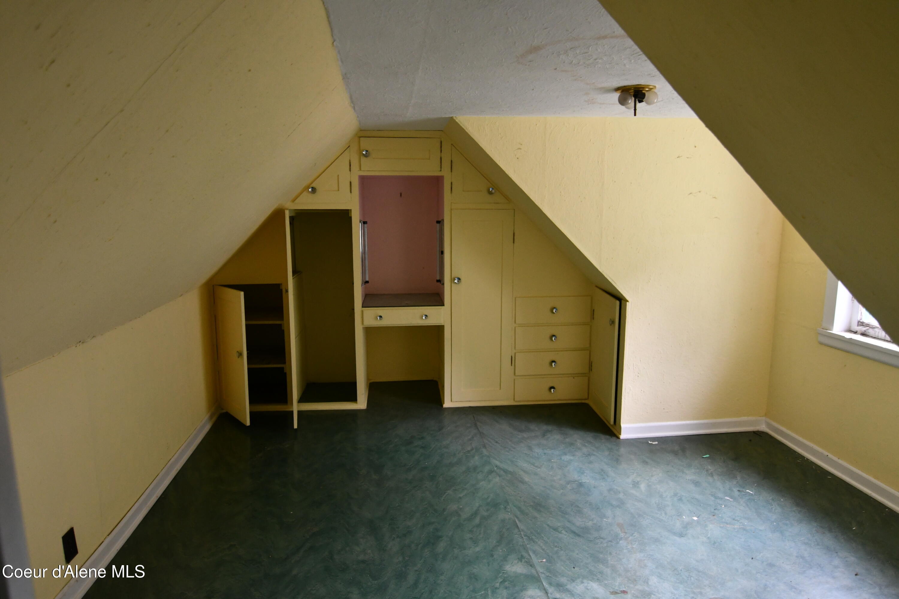 514 Main Street Wardner, ID 83837 - Photo 14 of 16 bed up