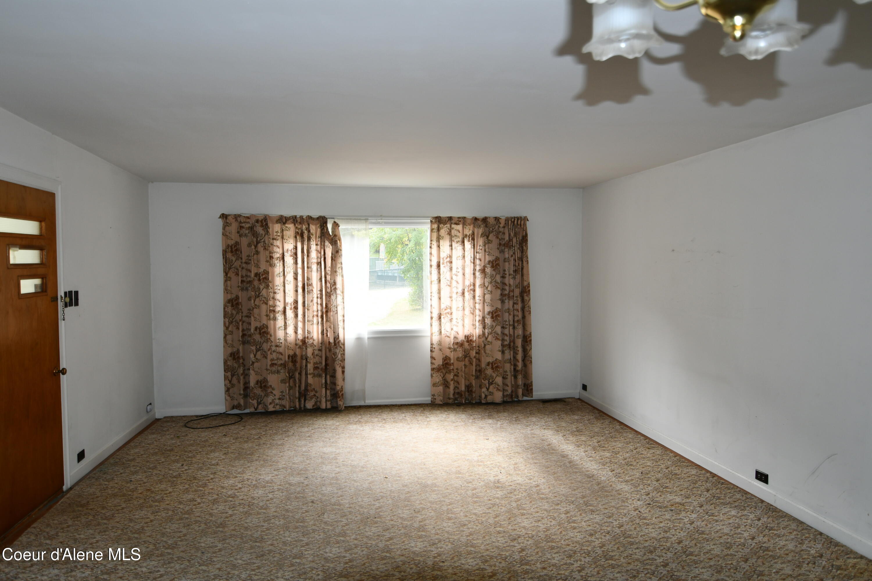 514 Main Street Wardner, ID 83837 - Photo 6 of 16 living room east end