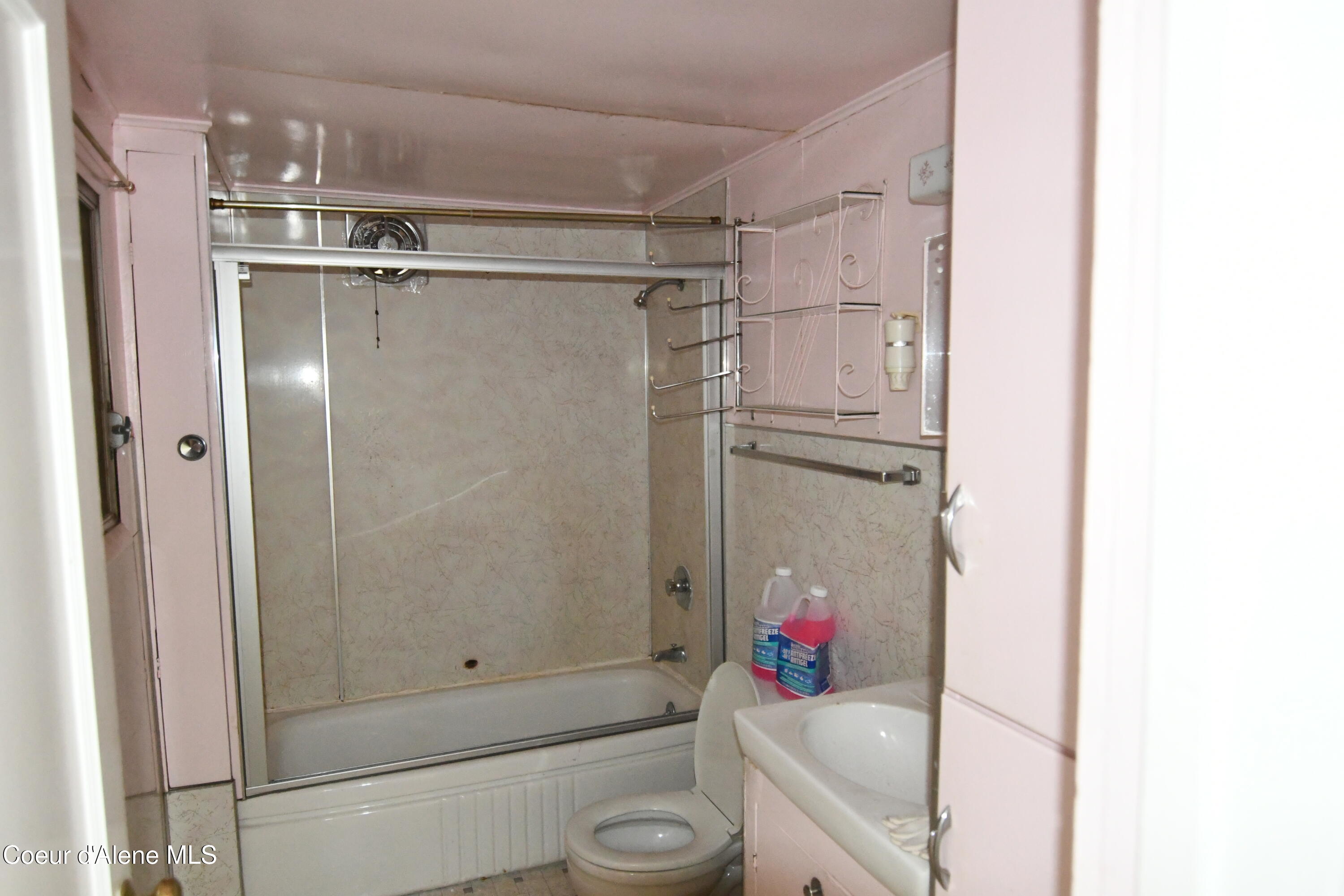 514 Main Street Wardner, ID 83837 - Photo 9 of 16 bath