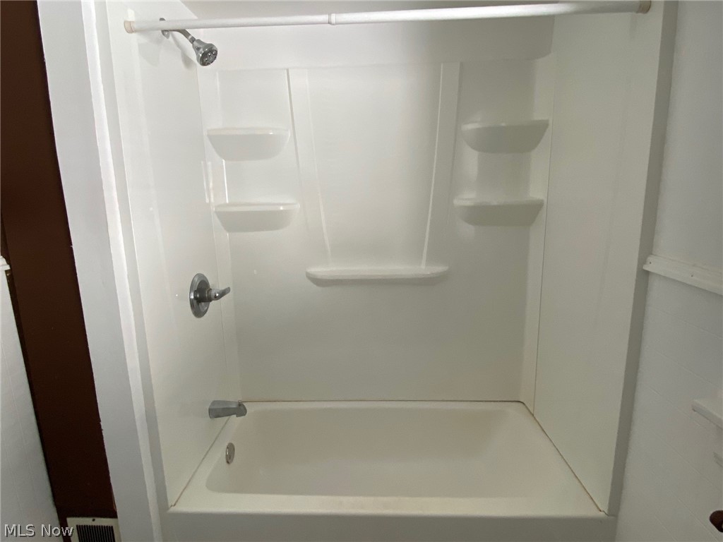 906 Dayton Street Akron, OH 44310 - Photo 17 of 31 tub/shower in main bath