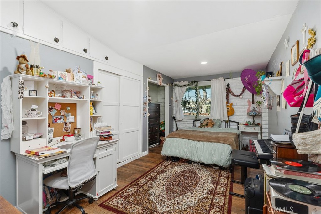 20292 Riverside Drive Newport Beach, CA 92660 - Photo 13 of 23 a very nice looking room with a big bed