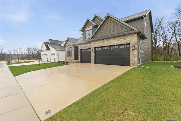 $619,000 | 1403 Ravenwood Drive, Mahomet, IL 61853