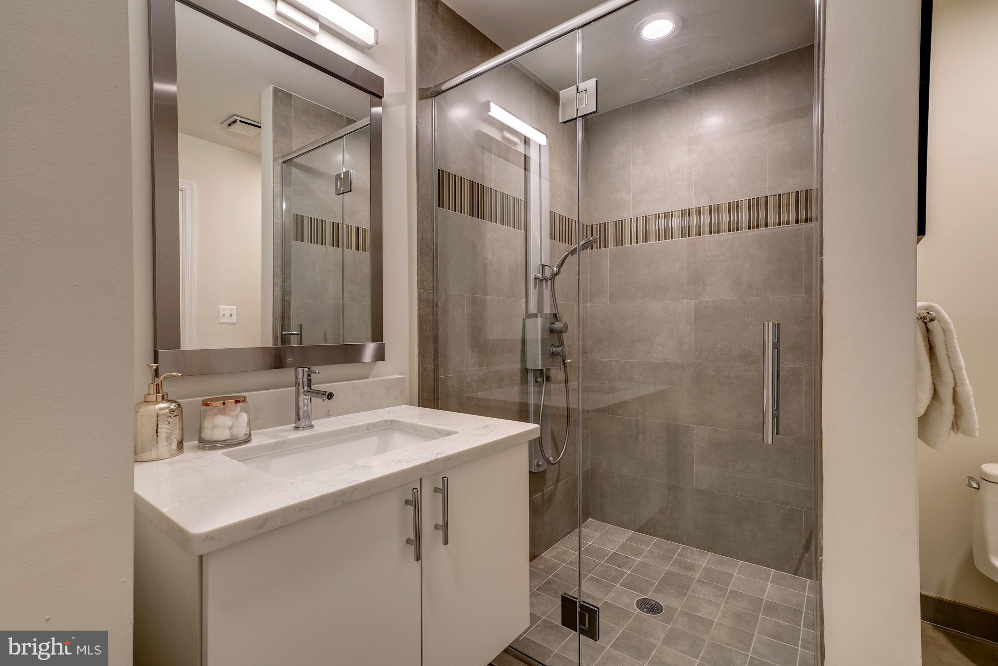 923 R Street Northwest Washington, DC 20001 - Photo 10 of 18 En-Suite Bed/Bath