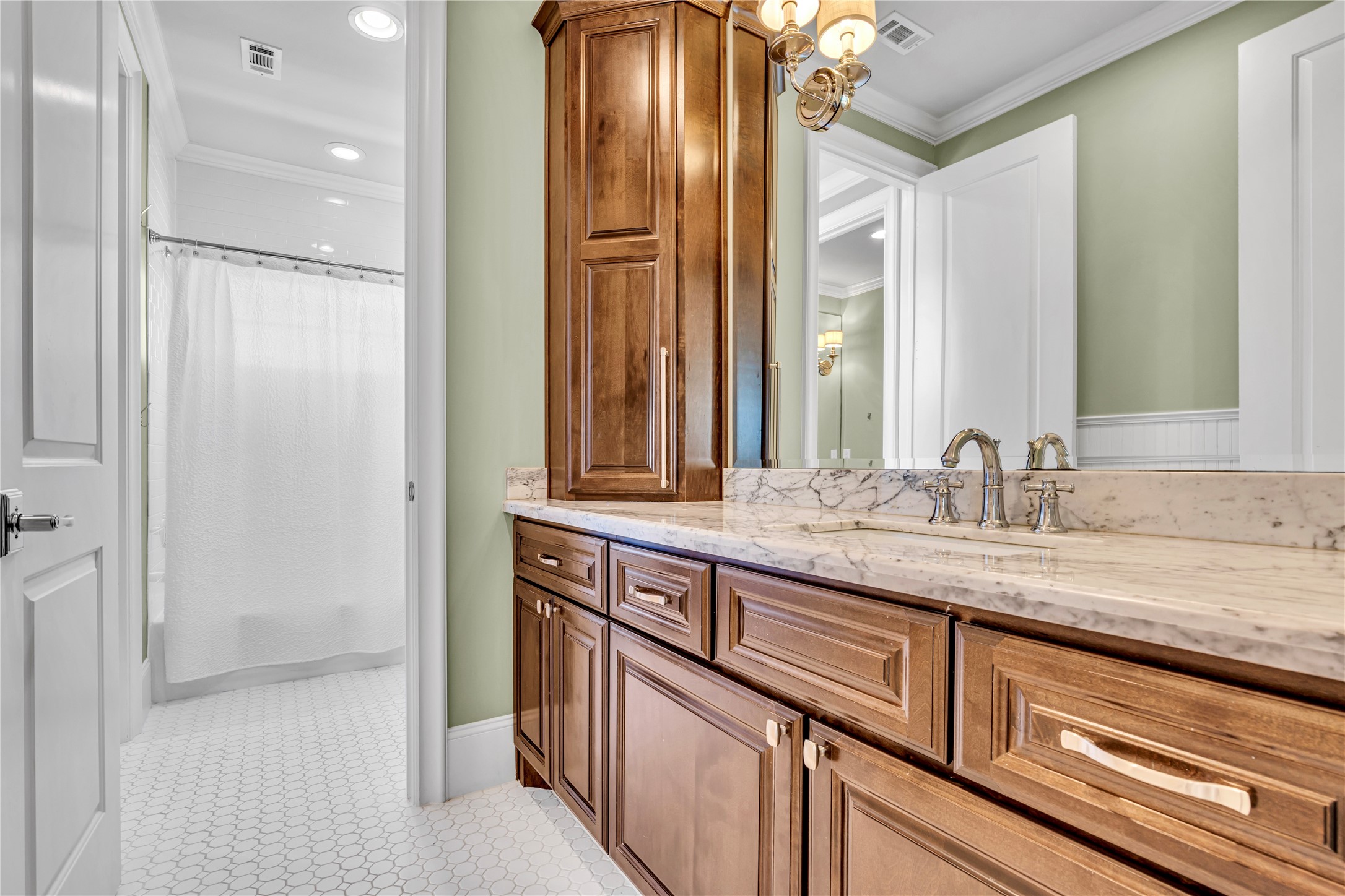 4702 Lido Lane Houston, TX 77092 - Photo 30 of 38 Guest bath upstairs