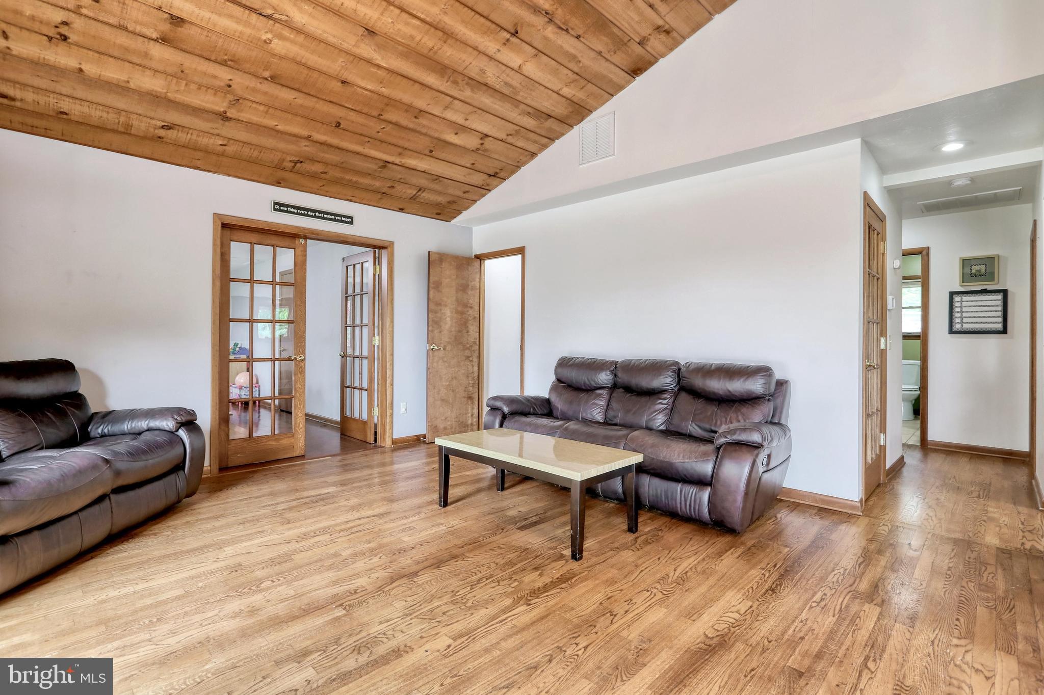 19991 Dutton Road Stewartstown, PA 17363 - Photo 29 of 61 Living room