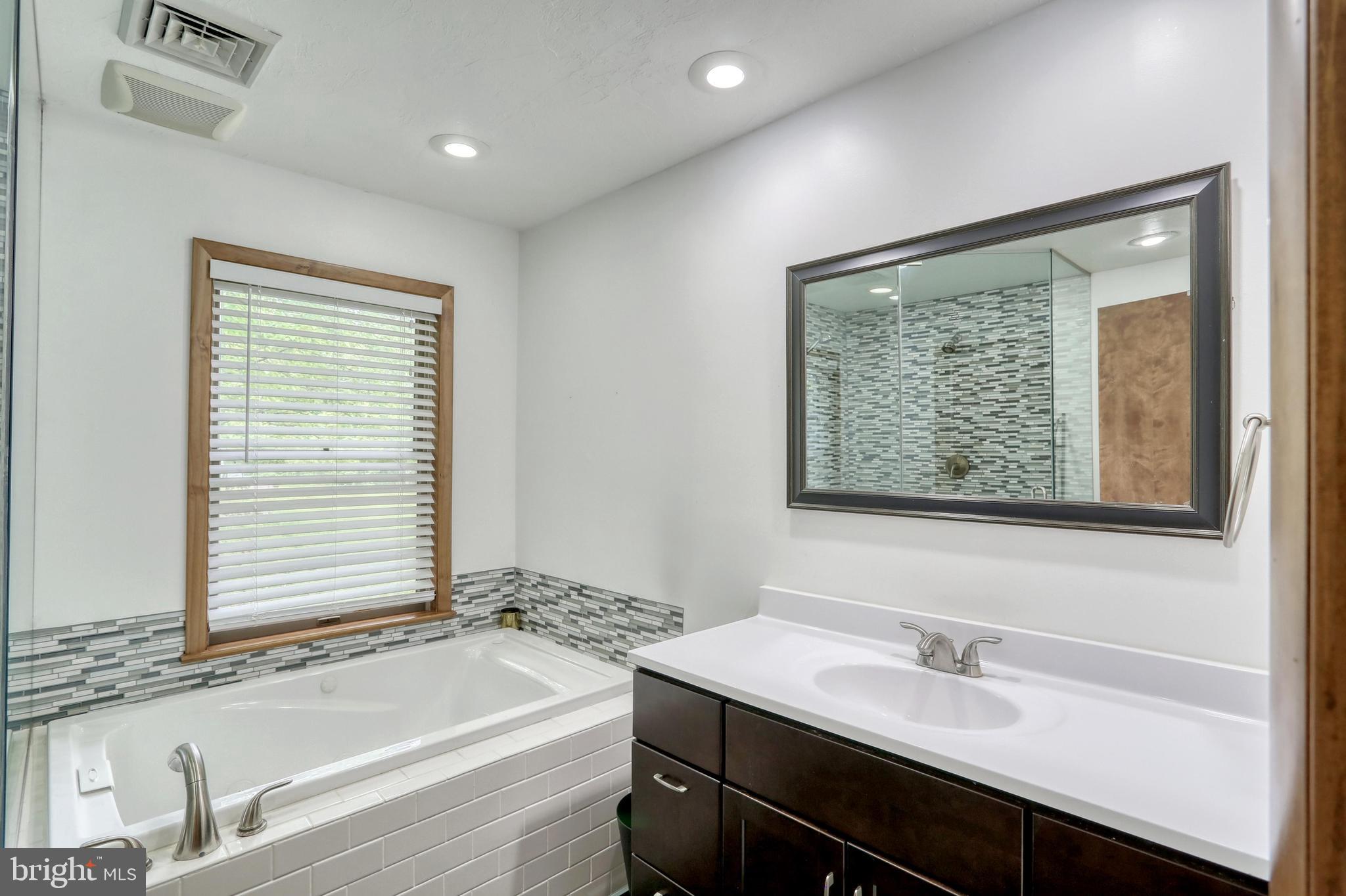 19991 Dutton Road Stewartstown, PA 17363 - Photo 42 of 61 Large jacuzzi tub