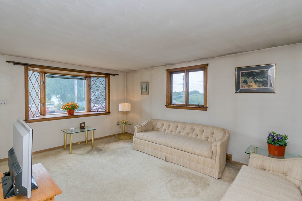 101 Hillcrest Road Waltham, MA 02451 - Photo 4 of 12